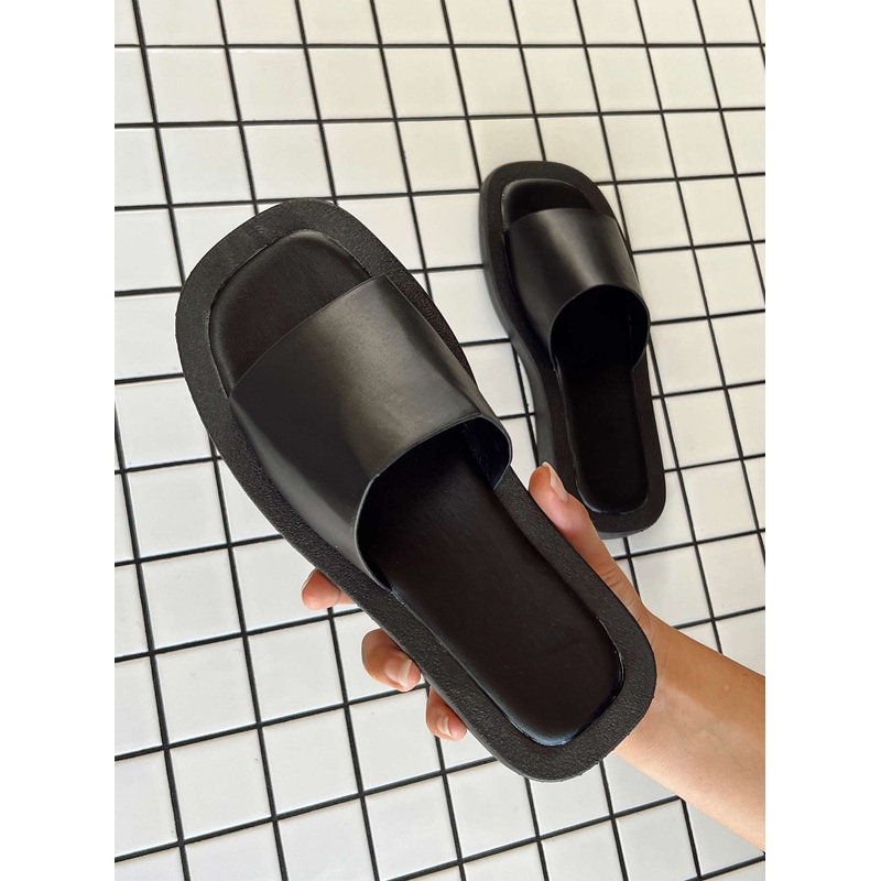 Camilo Slides Black